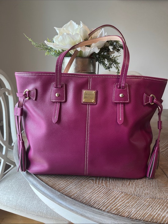 Dooney & Bourke Handbags - EUC Beautiful  Dooney and Bourke magenta large tote bag.